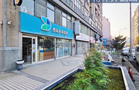 竹北環北｜醒目黃金三角窗店面《挑高、大空間》