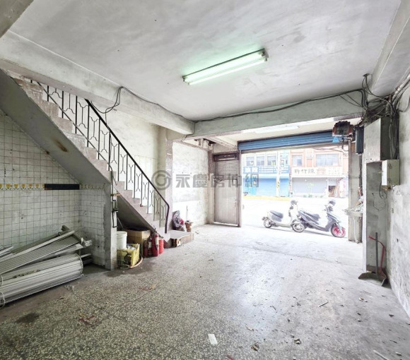 經國竹光｜大地坪臨路燙金透店《紅綠燈旁店效醒目》