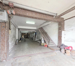經國竹光｜大地坪臨路燙金透店《紅綠燈旁店效醒目》