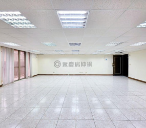 巨城商圈｜現況電梯中型辦公室《可改為住家使用》