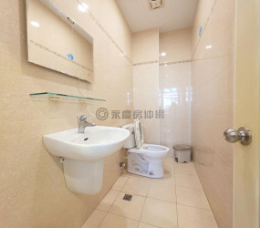 新竹北區｜臨路雙拼大四房透天《大面寬、可停三車》